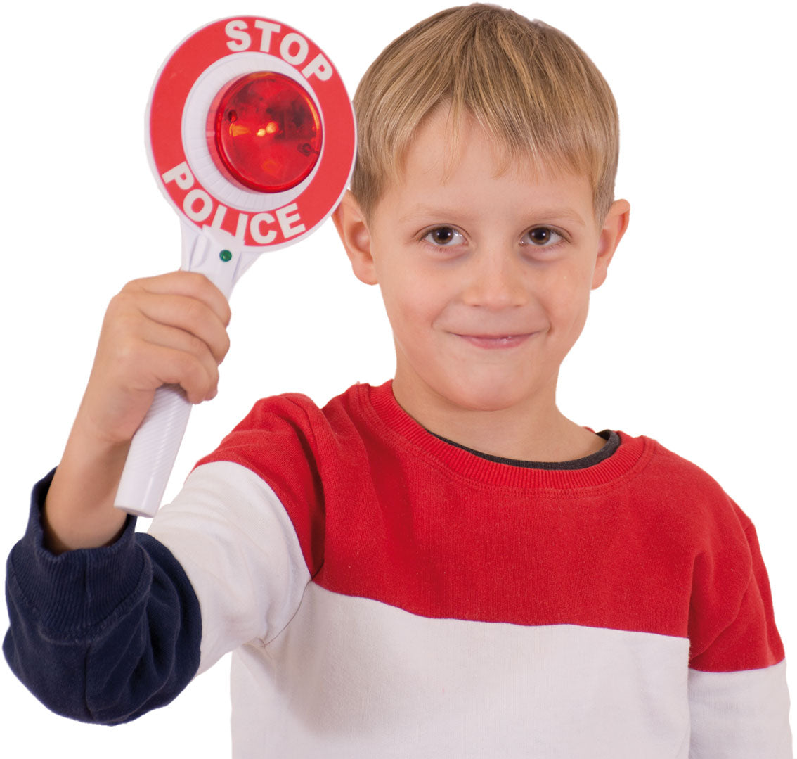 La police s'arrête et repart.