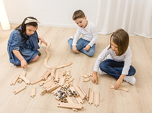 Wooden railway set, 64 pieces.