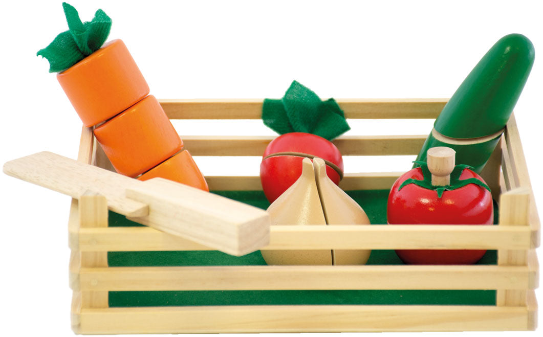 Gemüse zum Schneiden mit Holzmesser und Steige