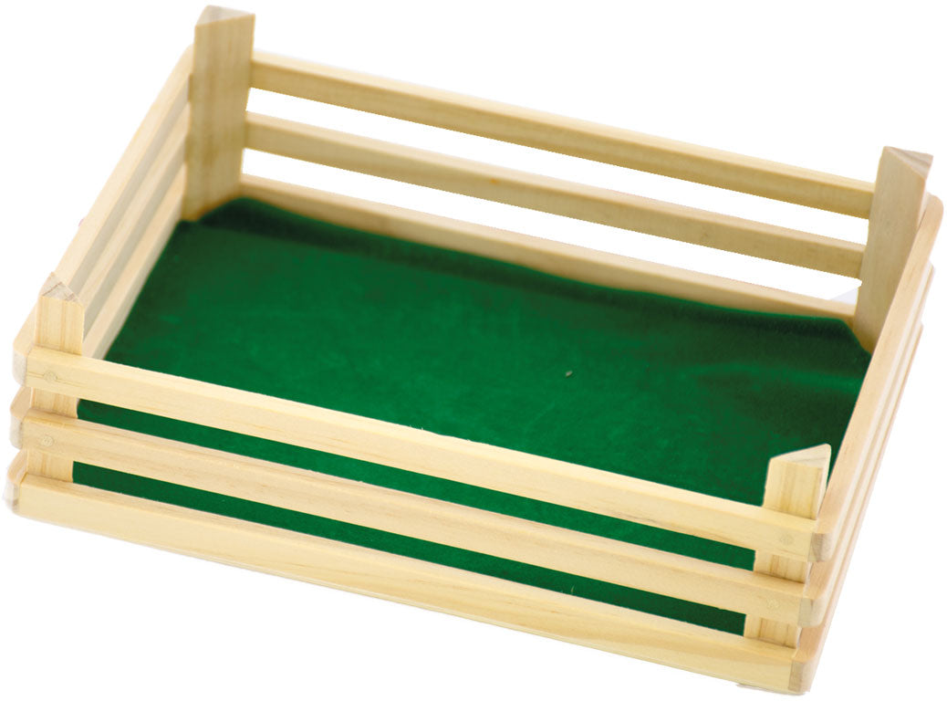 Gemüse zum Schneiden mit Holzmesser und Steige