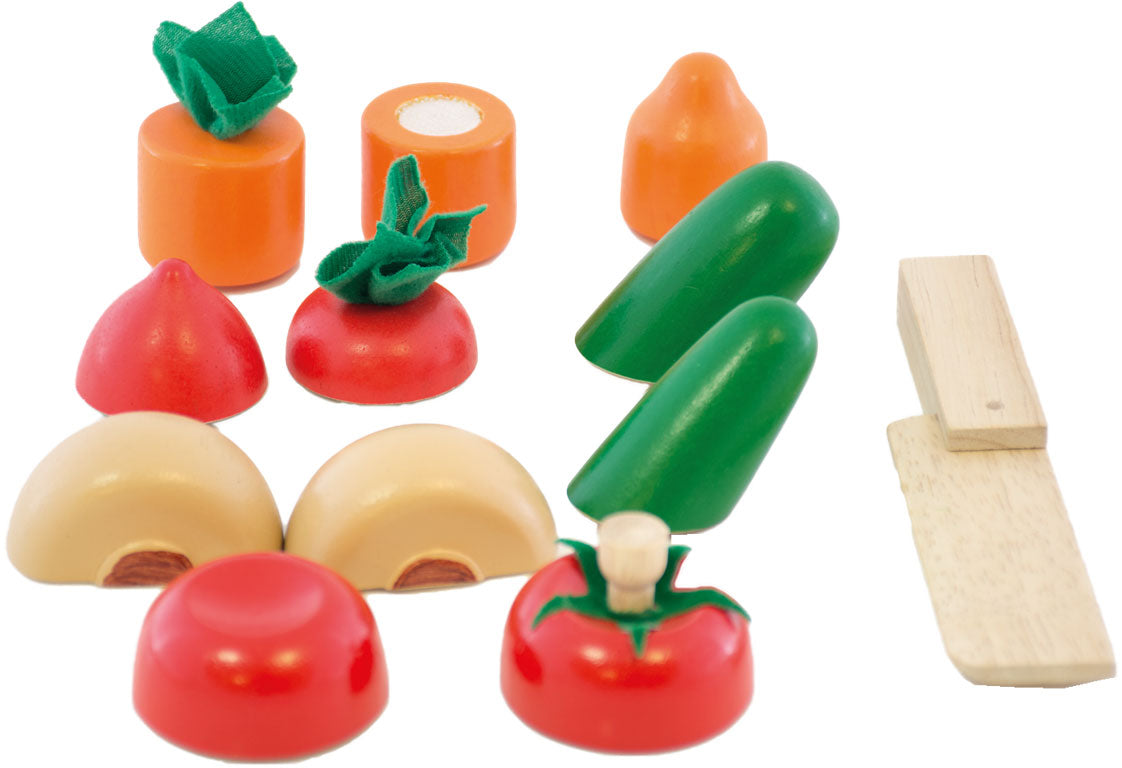 Gemüse zum Schneiden mit Holzmesser und Steige