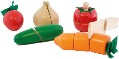 Gemüse zum Schneiden mit Holzmesser und Steige