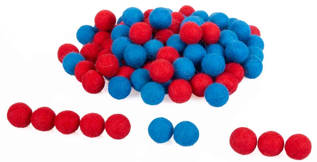 Boules de feutre, 100 pièces, rouges et bleues.