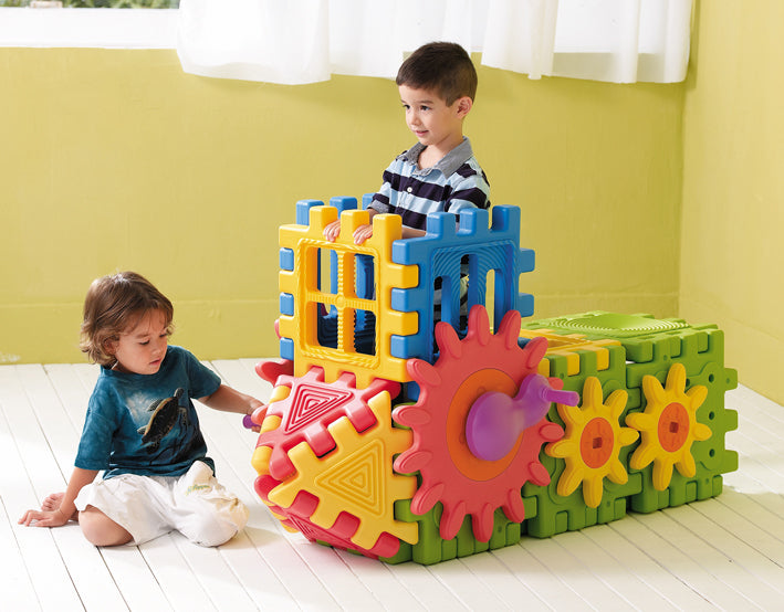 Kreative Steckelemente von we blocks womit Kinder gerade spielen