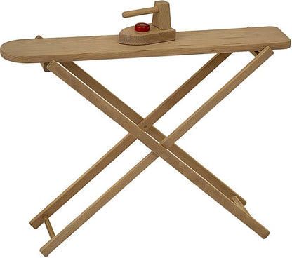 Bügelbrett mit Bügeleisen aus Holz