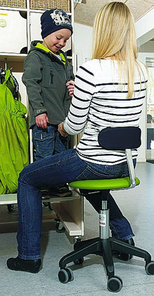 Erzieherstuhl mit gepolsteter Rückenlehne