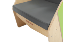 Kleiner Stuhl mit Sitzauflagen