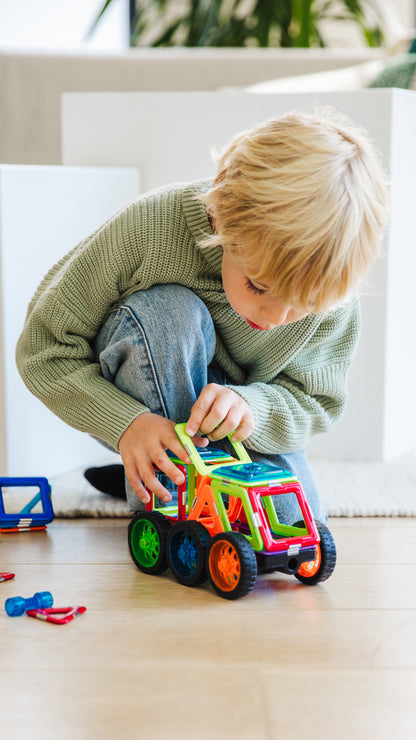 GeoSmart Educational Set Deluxe magnetic 205 pieces.