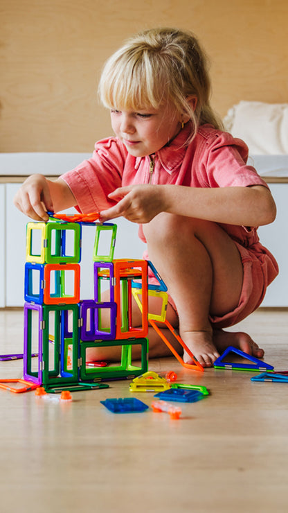 GeoSmart Educational Set Deluxe magnetic 205 pieces.