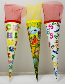 Schultüte aus Karton gefüllt