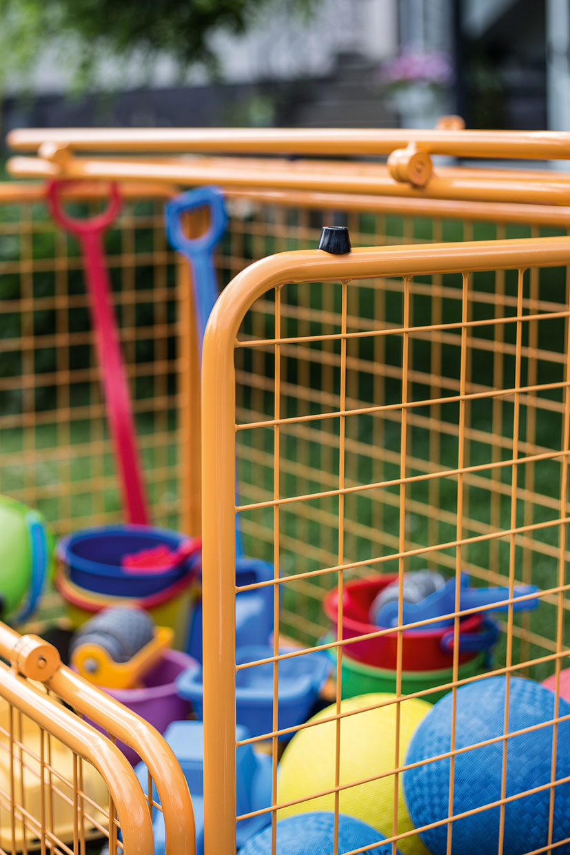 Transport trolley with pinch protection - lockable