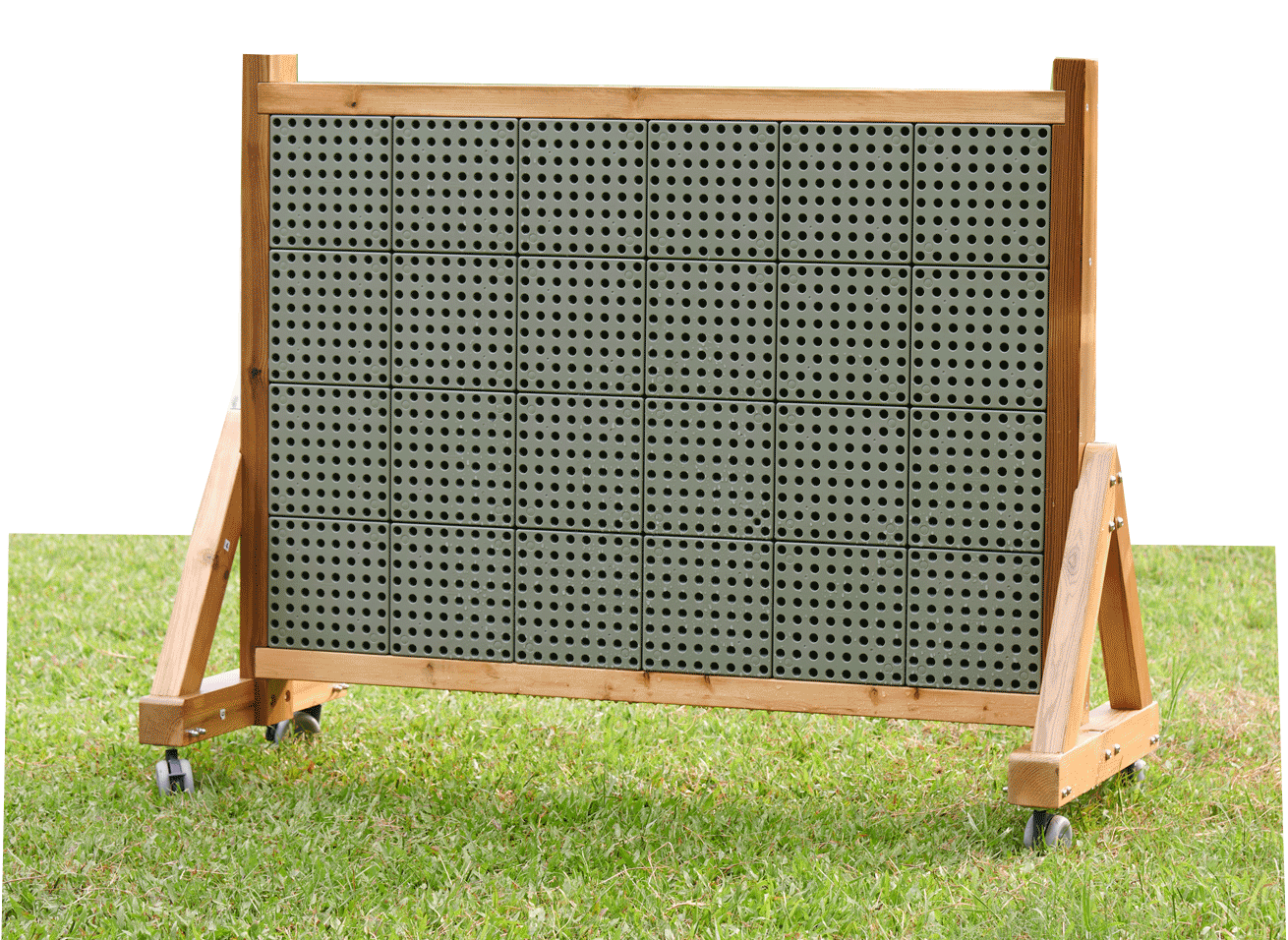 Doppelseitige Wandspielplatte freistehend Outdoor  136 x 102 x 58 cm aus wetterfestem HDPE-Kunststoff im Holzrahmen