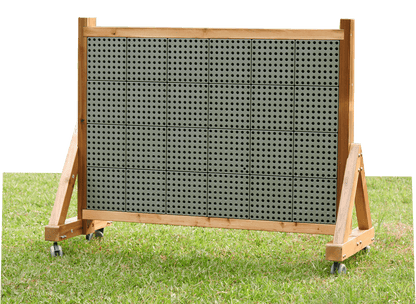 Doppelseitige Wandspielplatte freistehend Outdoor  136 x 102 x 58 cm aus wetterfestem HDPE-Kunststoff im Holzrahmen