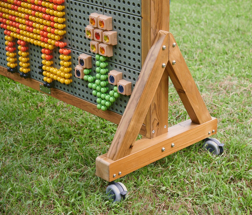 Doppelseitige Wandspielplatte freistehend Outdoor  136 x 102 x 58 cm aus wetterfestem HDPE-Kunststoff im Holzrahmen