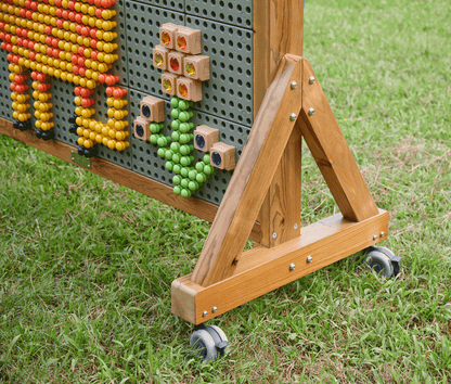 Doppelseitige Wandspielplatte freistehend Outdoor  136 x 102 x 58 cm aus wetterfestem HDPE-Kunststoff im Holzrahmen