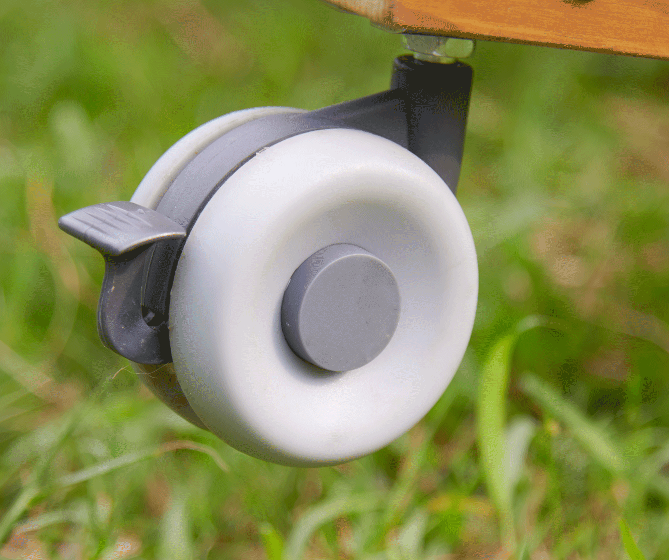 Doppelseitige Wandspielplatte freistehend Outdoor  136 x 102 x 58 cm aus wetterfestem HDPE-Kunststoff im Holzrahmen