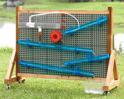 Doppelseitige Wandspielplatte freistehend Outdoor  136 x 102 x 58 cm aus wetterfestem HDPE-Kunststoff im Holzrahmen