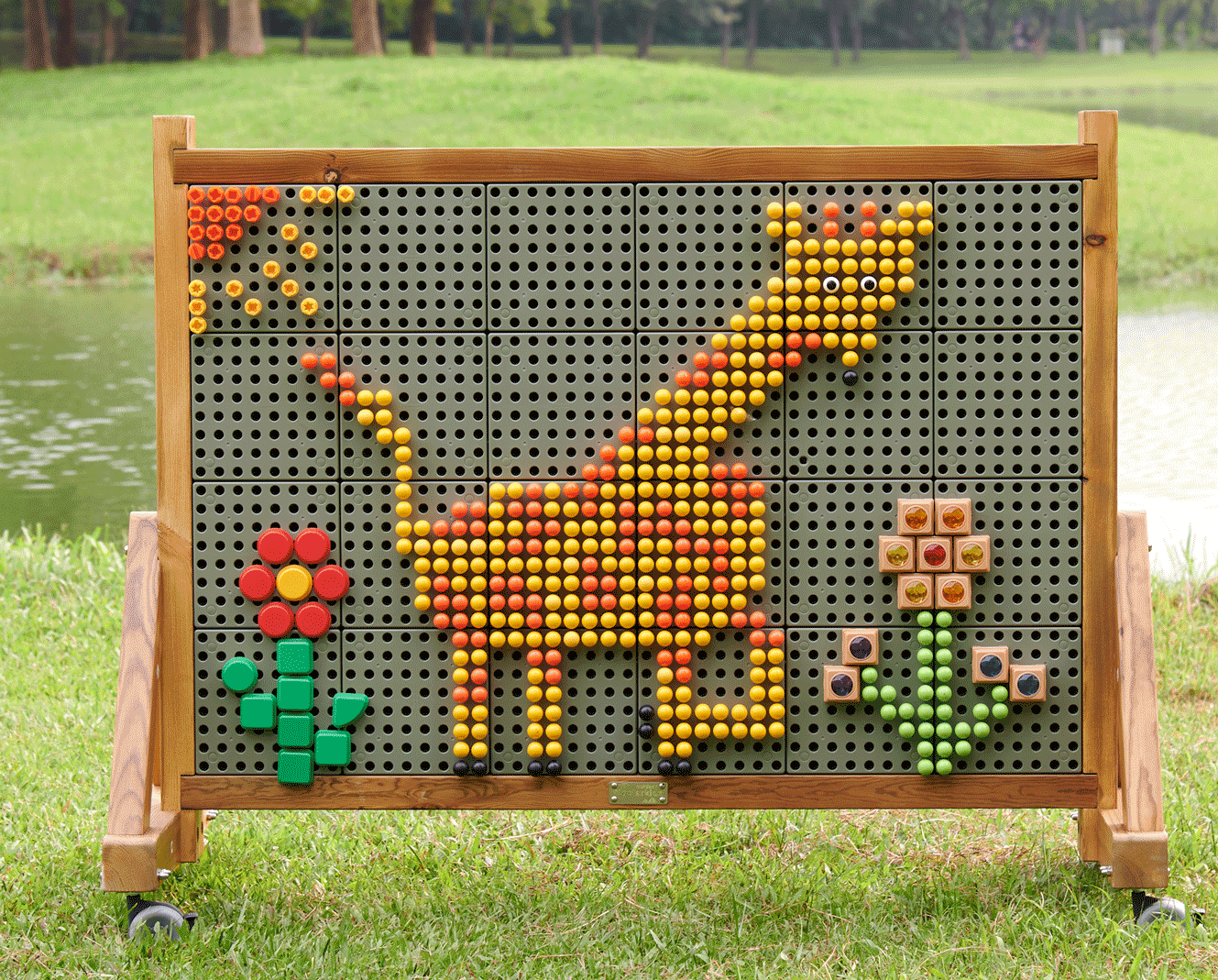 Doppelseitige Wandspielplatte freistehend Outdoor  136 x 102 x 58 cm aus wetterfestem HDPE-Kunststoff im Holzrahmen