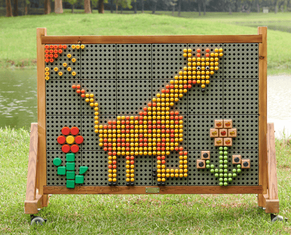 Doppelseitige Wandspielplatte freistehend Outdoor  136 x 102 x 58 cm aus wetterfestem HDPE-Kunststoff im Holzrahmen