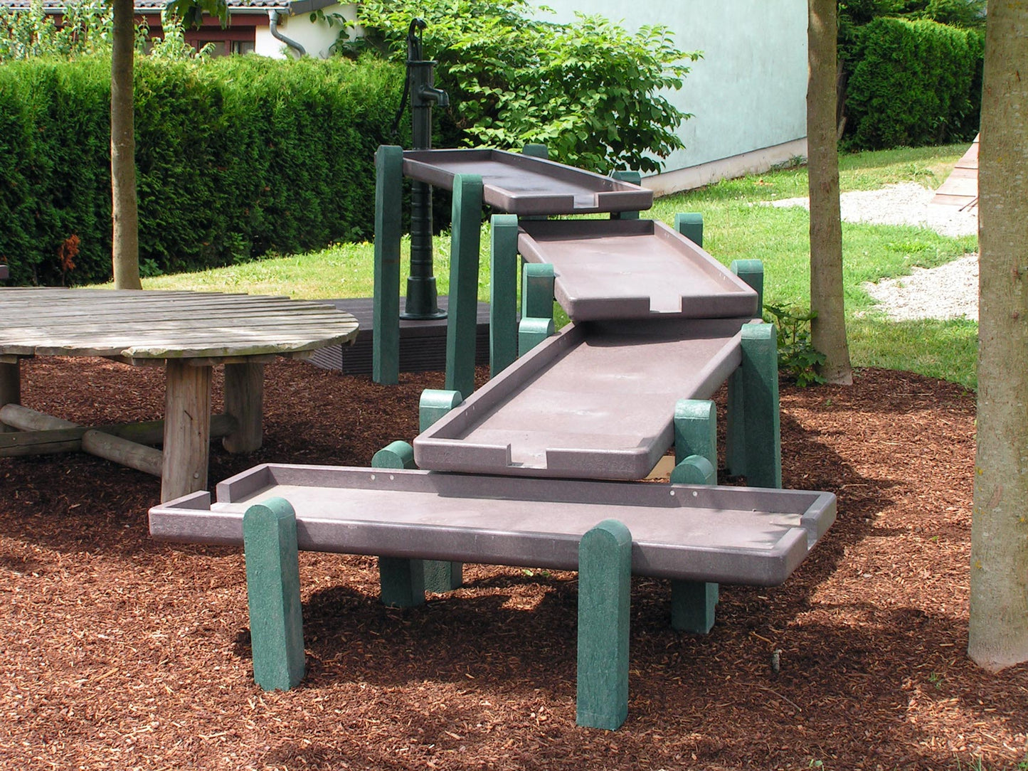 Pumpenpodest für Wasseranlage aus Recyclingmaterial