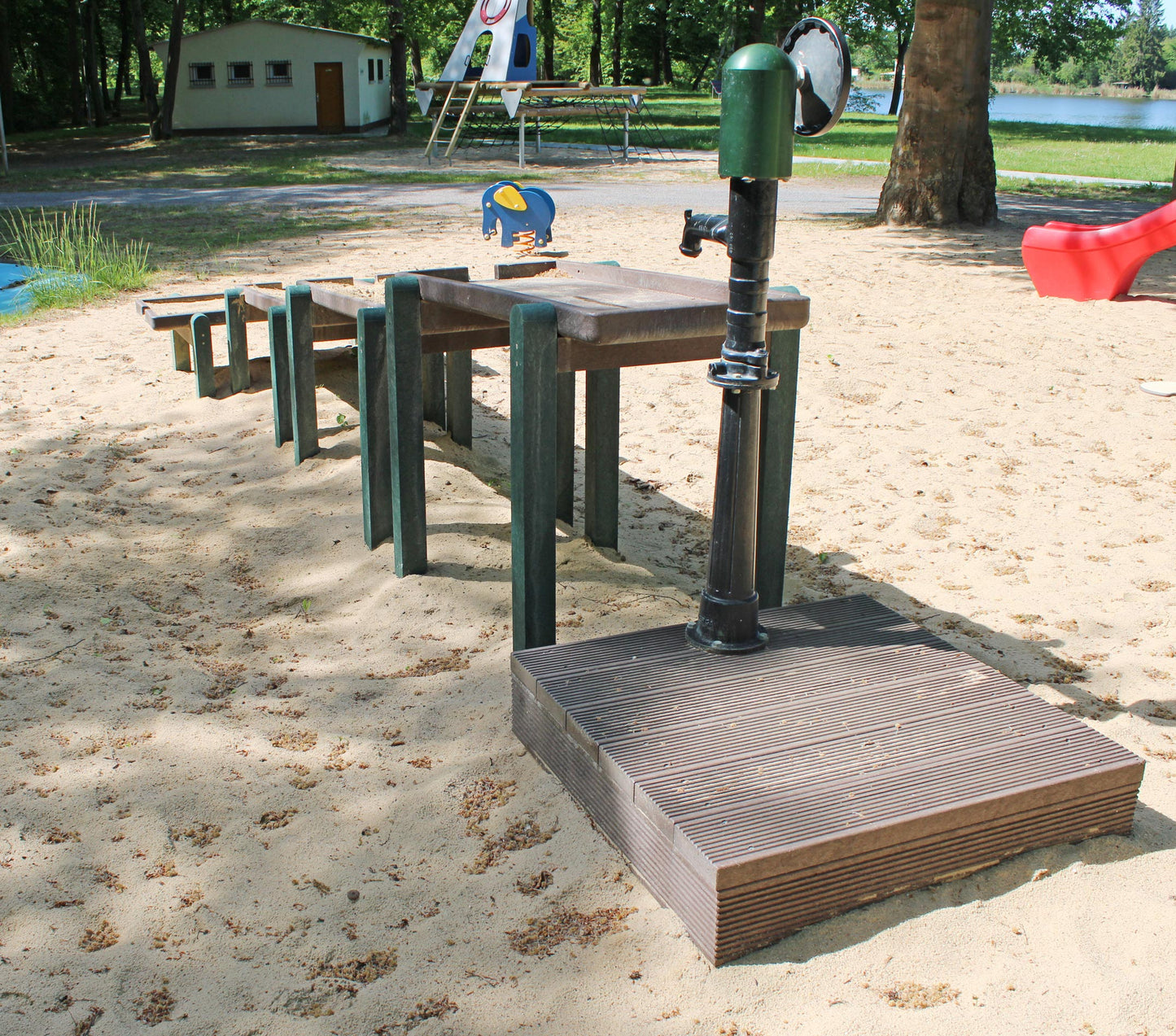 Abschlusstisch für Wasseranlage aus Recyclingmaterial