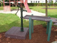 Abschlusstisch für Wasseranlage aus Recyclingmaterial