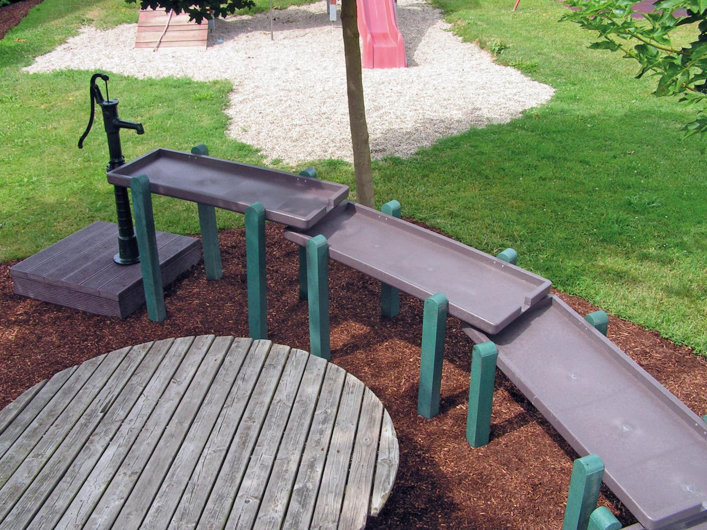 Pumpenpodest für Wasseranlage aus Recyclingmaterial