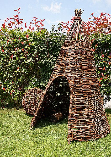 Weidentipi auf stabilem Holzgestell