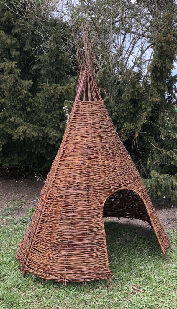 Weidentipi auf Stahlgestell