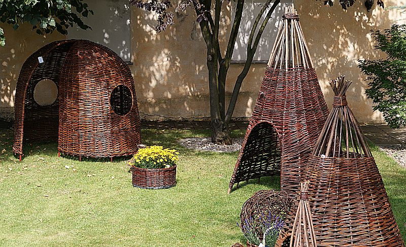 Weidentipi auf Stahlgestell