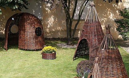 Weidentipi auf Stahlgestell