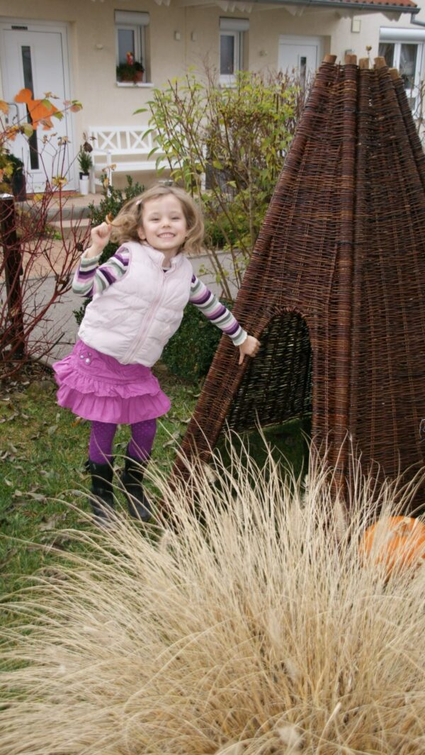 Weidentipi auf stabilem Holzgestell faltbar