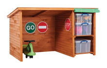 Garage für Fahrzeuge und Gartenmaterial mit Rollo am Seitenfach