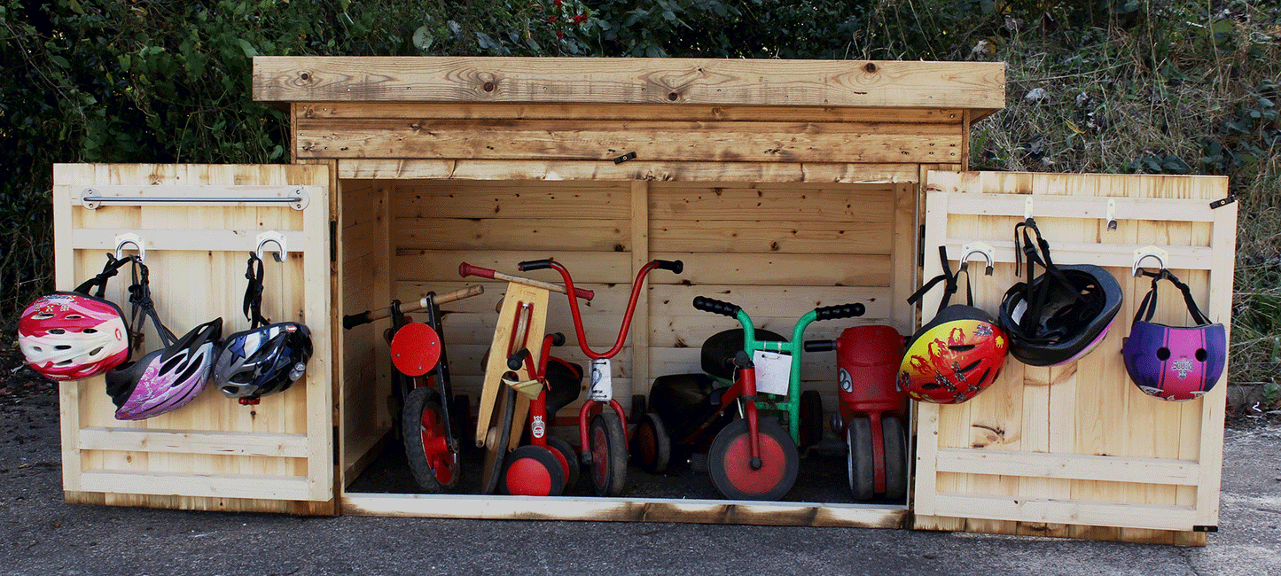 Garage für Fahrzeuge und Gartenmaterial mit verschließbaren Türen