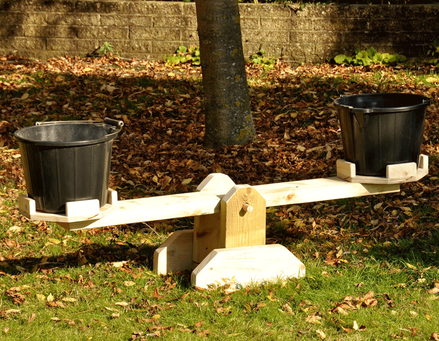 Riesige Waage Outdoor von der Erkundung von Gewichten mit Sand und Wasserspiel bis hin zum Stapeln von Ziegelsteinen und Blöcken