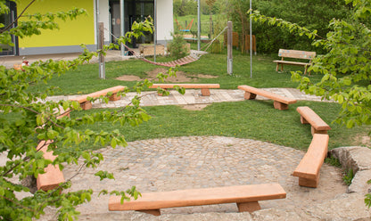 Feuerstelle aus Massivholzbänken