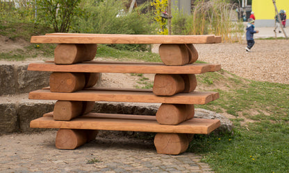 Feuerstelle aus Massivholzbänken