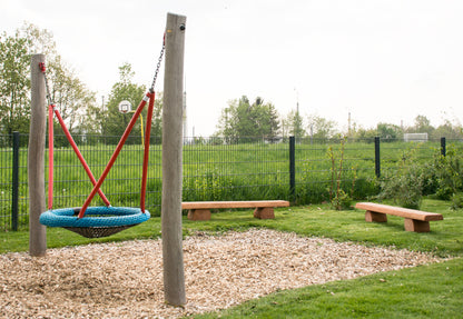 Feuerstelle aus Massivholzbänken