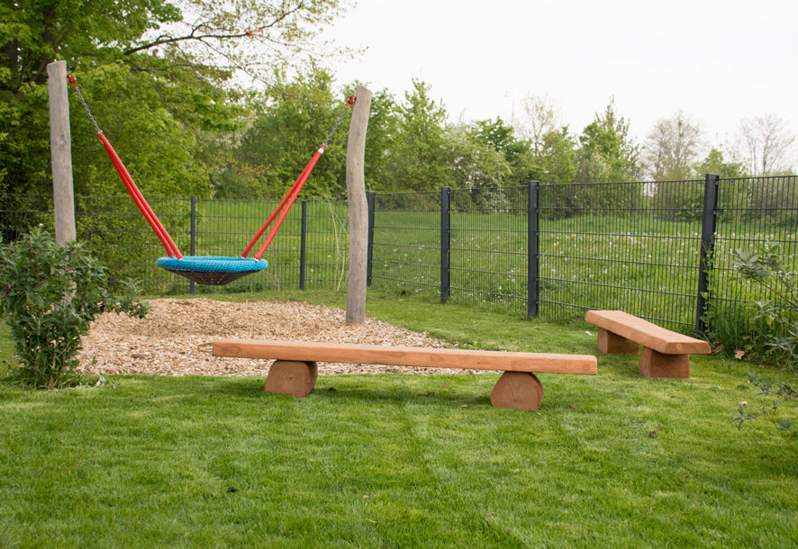 Feuerstelle aus Massivholzbänken