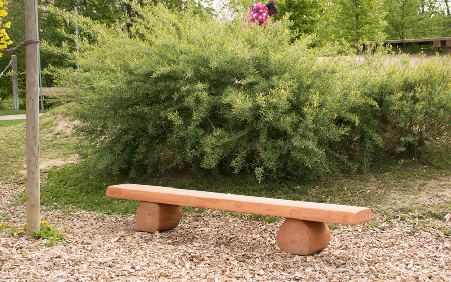 Feuerstelle aus Massivholzbänken