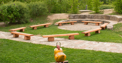 Feuerstelle aus Massivholzbänken