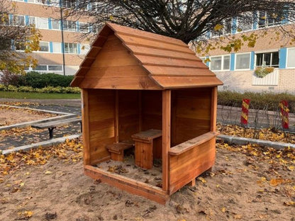 Spielhaus mit Tisch und Stuhl