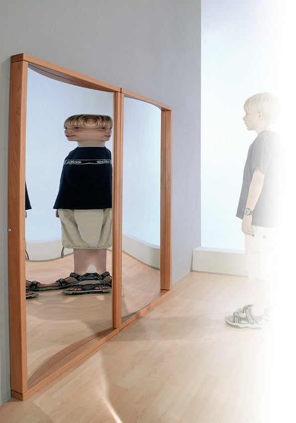 Zerrspiegel im Buchenholzrahmen