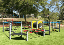 Kletterlandschaft aus Stahl mit Röhren, Netzen und Kletterpodesten