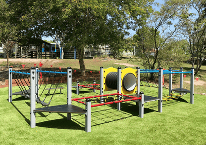 Kletterlandschaft aus Stahl mit Röhren, Netzen und Kletterpodesten