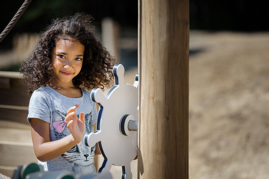 Spielschiff Robinie zweigeteilt mit Verbindungssteg
