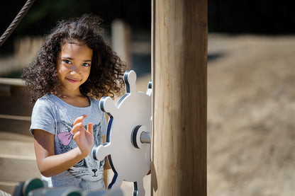 Spielschiff Robinie zweigeteilt mit Verbindungssteg