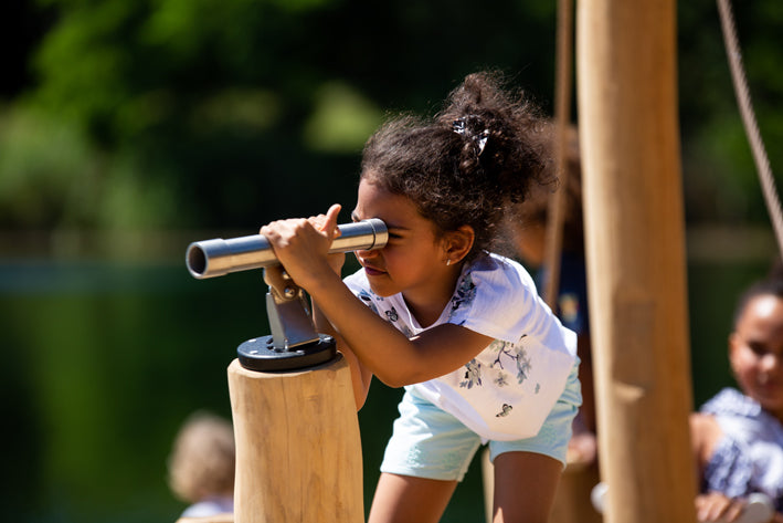 Spielschiff Robinie zweigeteilt mit Verbindungssteg