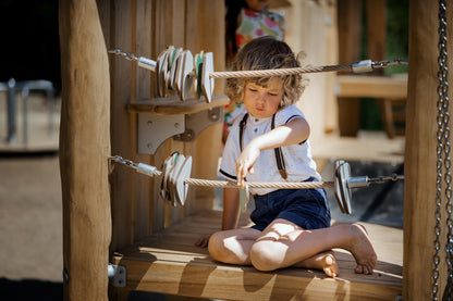 Spielschiff Robinie zweigeteilt mit Verbindungssteg