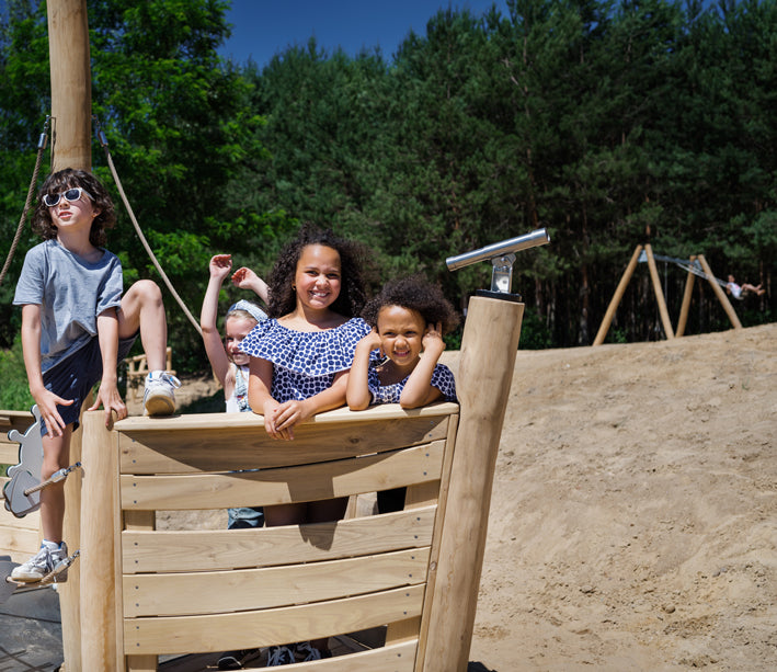 Spielschiff Robinie zweigeteilt mit Verbindungssteg